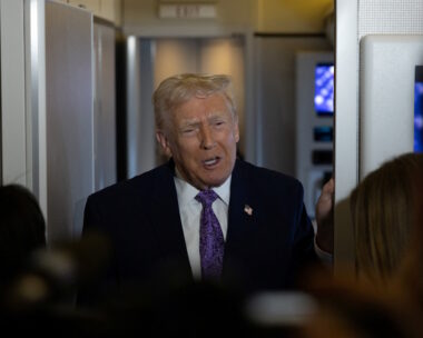 Ο Ντόναλντ Τραμπ κάνει δηλώσεις στους δημοσιογράφους μέσα στο Air Force One