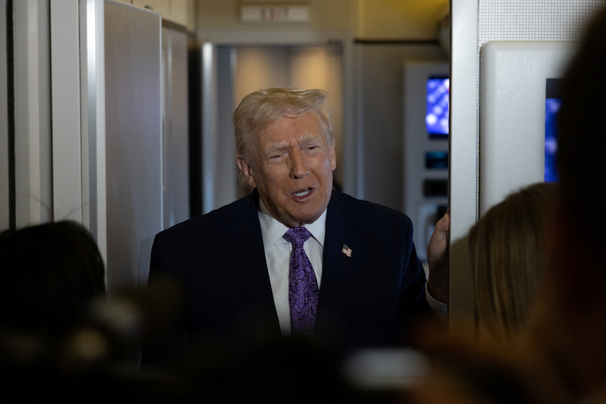 Ο Ντόναλντ Τραμπ κάνει δηλώσεις στους δημοσιογράφους μέσα στο Air Force One