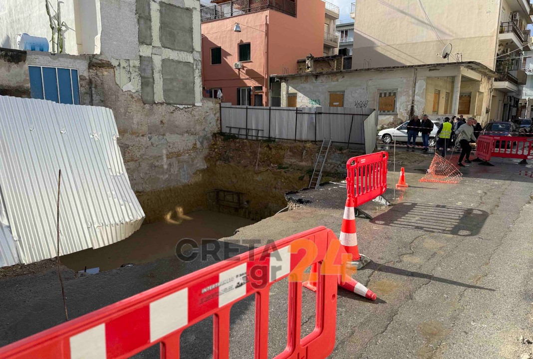 Δρόμος υποχώρησε στο Ηράκλειο: Αυτοκίνητο «βυθίστηκε» σε σκαμμένο οικόπεδο – Δείτε εικόνες 8 Αυτοκίνητο