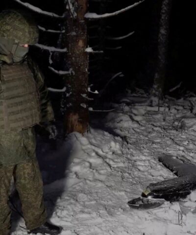 Στρατιώτης δίπλα στα συντρίμμια του drone