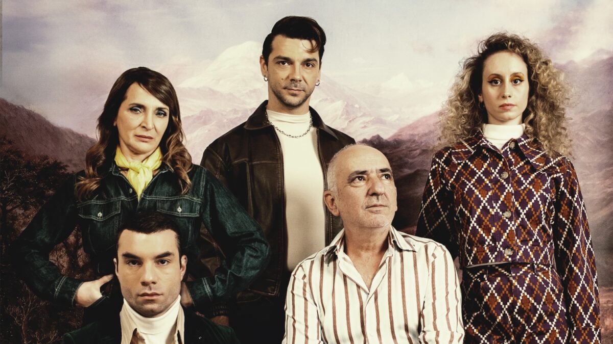 «Δύο ή τρία πράγματα που ξέρω γι’ αυτόν»: Το νέο έργο του Ανέστη Αζά στο Θέατρο Προσκήνιο