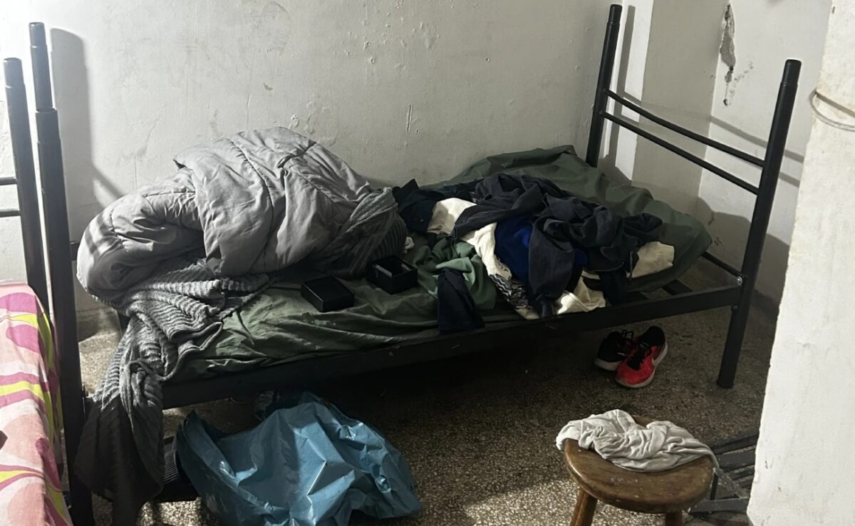 Πώς δρούσε η εγκληματική οργάνωση που ανάγκαζε παιδιά να πουλούν λαθραία τσιγάρα: Τα κρατούσαν σε υπόγεια και τα χτύπαγαν