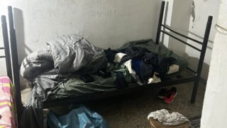 Πώς δρούσε η εγκληματική οργάνωση που ανάγκαζε παιδιά να πουλούν λαθραία τσιγάρα: Τα κρατούσαν σε υπόγεια και τα χτύπαγαν