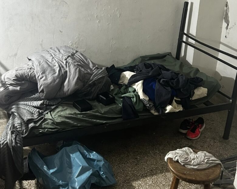 Πώς δρούσε η εγκληματική οργάνωση που ανάγκαζε παιδιά να πουλούν λαθραία τσιγάρα: Τα κρατούσαν σε υπόγεια και τα χτύπαγαν