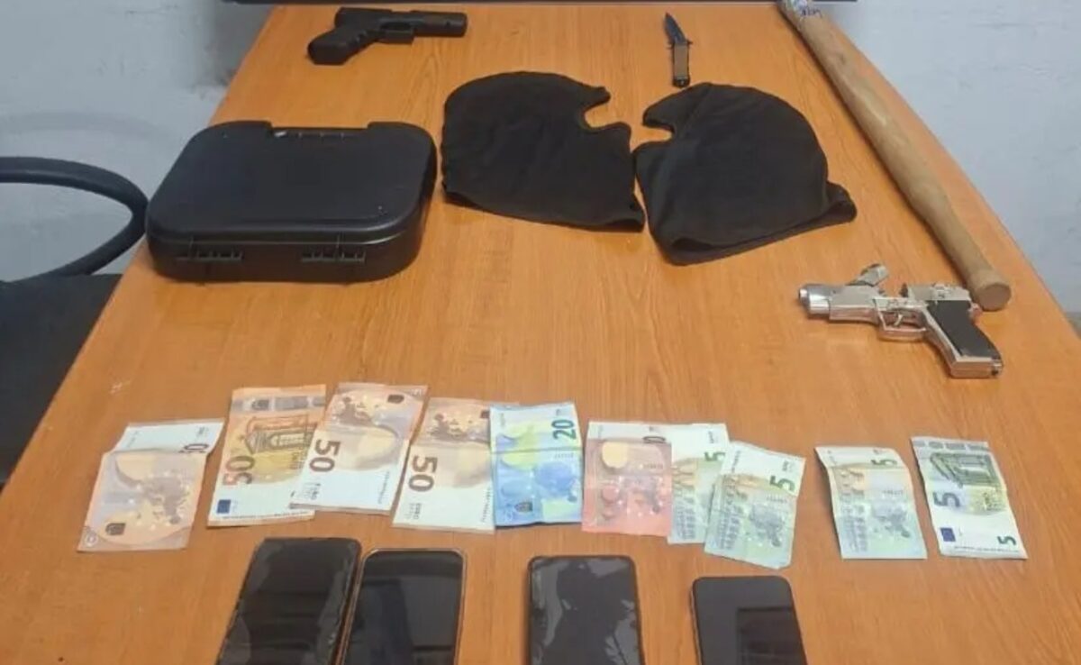 «Άγουρη» συμμορία άδειαζε πρακτορεία τυχερών παιχνιδιών απειλώντας με όπλα: Εργαζόμενος μέσα στους δράστες