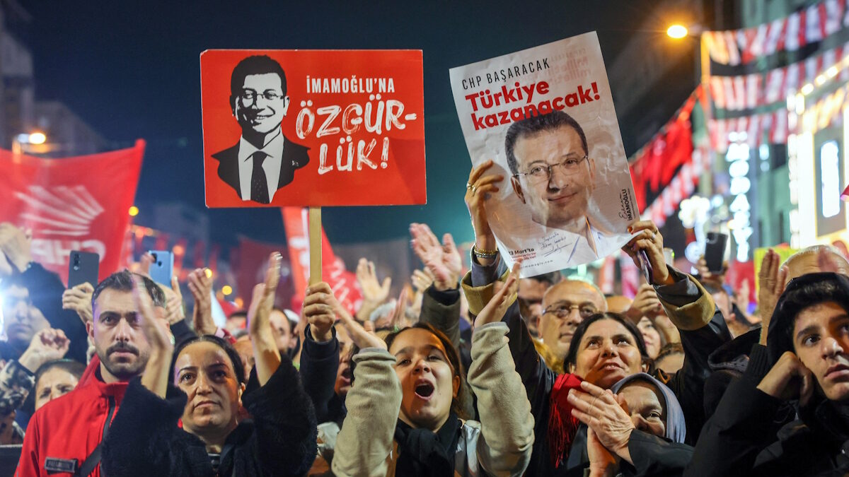 Οπαδοί του μεγαλύτερου κόμματος της τουρκικής αντιπολίτευσης, του Ρεπουμπλικανικού Λαϊκού Κόμματος (CHP), κρατούν πλακάτ και αφίσες με τη φωτογραφία του φυλακισμένου δημάρχου της Κωνσταντινούπολης, Εκρέμ Ιμάμογλου