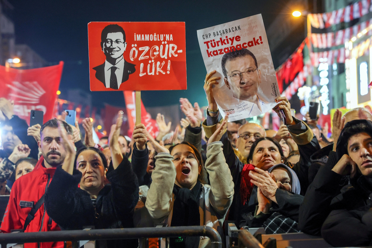 Οπαδοί του μεγαλύτερου κόμματος της τουρκικής αντιπολίτευσης, του Ρεπουμπλικανικού Λαϊκού Κόμματος (CHP), κρατούν πλακάτ και αφίσες με τη φωτογραφία του φυλακισμένου δημάρχου της Κωνσταντινούπολης, Εκρέμ Ιμάμογλου