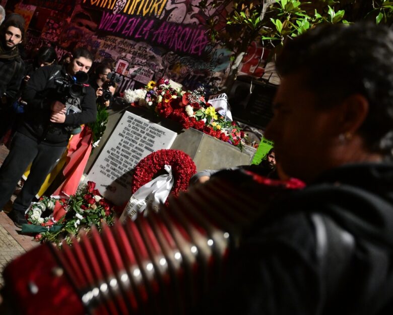 Αλέξανδρος Γρηγορόπουλος: Λουλούδια και μουσική στο μνημείο – Η ανακοίνωση της ΕΛΑΣ για τα επεισόδια