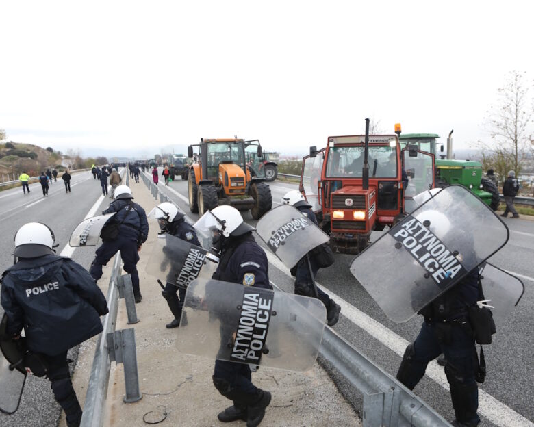 Η ΕΛΑΣ διαψεύδει τα δημοσιεύματα περί χρήσης «πλαστικών σφαιρών» από αστυνομικούς κατά αγροτών στα μπλόκα στην Κρήτη
