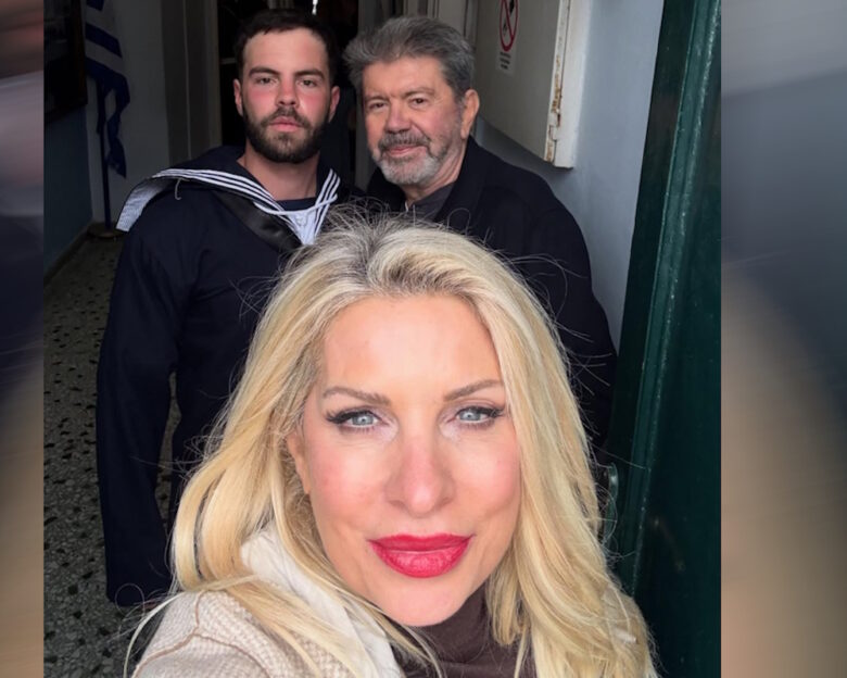 H Ελένη Μενεγάκη στην ορκωμοσία του Άγγελου Λάτσιου στο Ναυτικό με τον Γιάννη Λάτσιο και τον Μάκη Παντζόπουλο