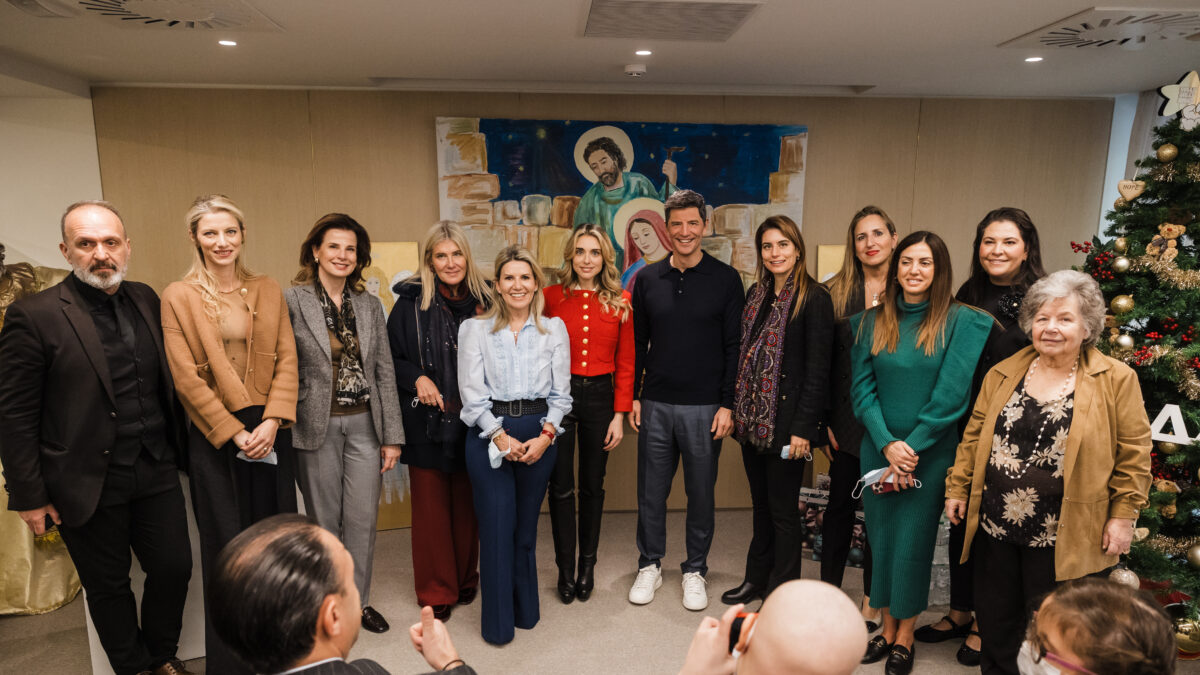 Μαριάννα Λαιμού και Σάκης Ρουβάς με μέλη του ΔΣ του Σωματείου ΕΛΠΙΔΑ, μέλη του
ELPIDA Youth, τη διευθύντρια του Ξενώνα ΕΛΠΙΔΑ Άννα Παναγοπούλου και τον υπεύθυνο
Ψυχοκοινωνικής Υπηρεσίας Δήμητρη Νάνη