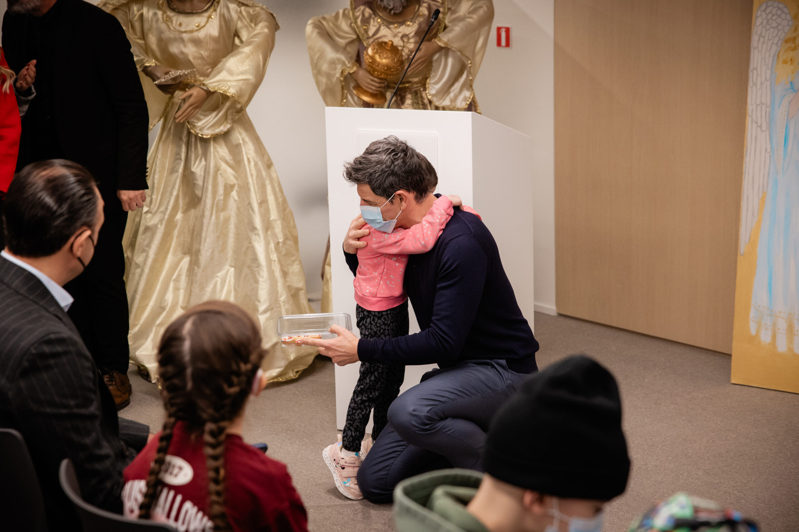 Ένα από τα παιδιά της ΕΛΠΙΔΑΣ προσφέρει ένα δώρο στον Σάκη Ρουβά