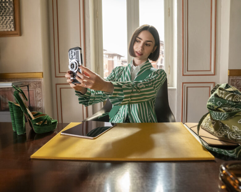 Το Netflix φέρνει 22 σειρές που πρέπει να δεις: Δείτε το Εmily in Paris και χριστουγεννιάτικα αφιερώματα