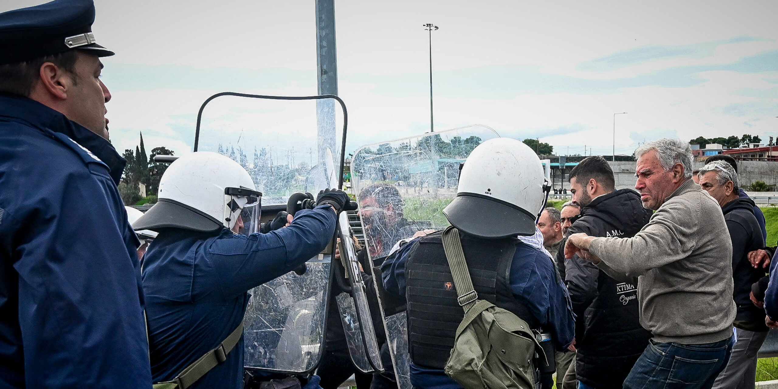 Διαμαρτυρία αγροτών και κτηνοτρόφων της Κορινθίας στον Κόμβο Κιάτου