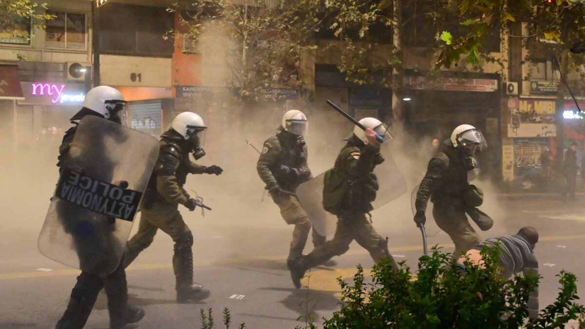 Μολότοφ κατά διμοιρίας των ΜΑΤ