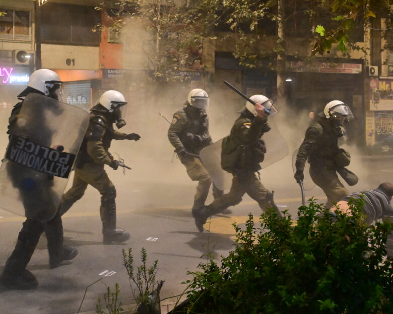 Εξάρχεια: Επίθεση αγνώστων με 5 μολότοφ κατά διμοιρίας των ΜΑΤ