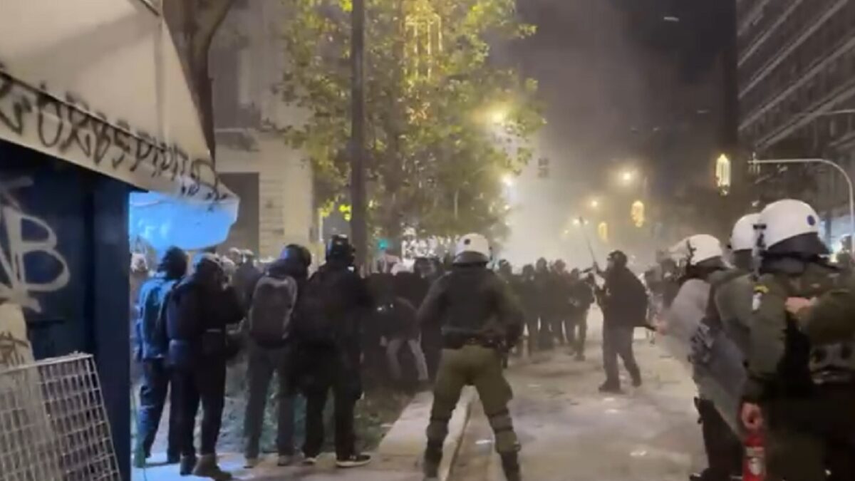 Aλέξανδρος Γρηγορόπουλος: Επεισόδια στην πορεία στη μνήμη του στα Εξάρχεια – Μολότοφ και προσαγωγές