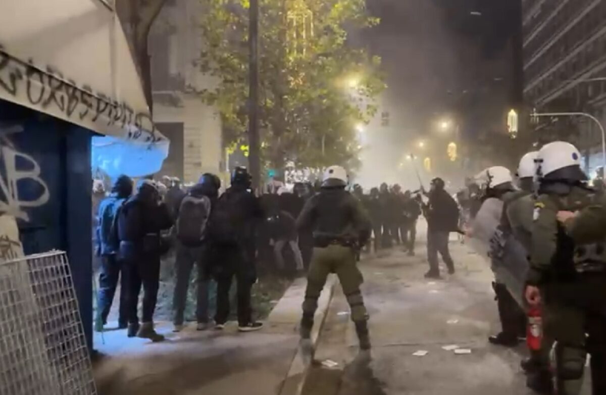 Aλέξανδρος Γρηγορόπουλος: Επεισόδια στην πορεία στη μνήμη του στα Εξάρχεια – Μολότοφ και προσαγωγές