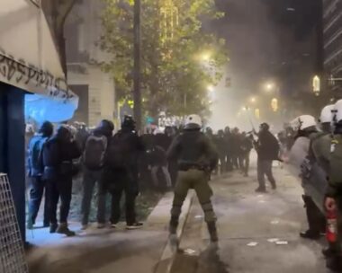 Aλέξανδρος Γρηγορόπουλος: Επεισόδια στην πορεία στη μνήμη του στα Εξάρχεια – Μολότοφ και προσαγωγές