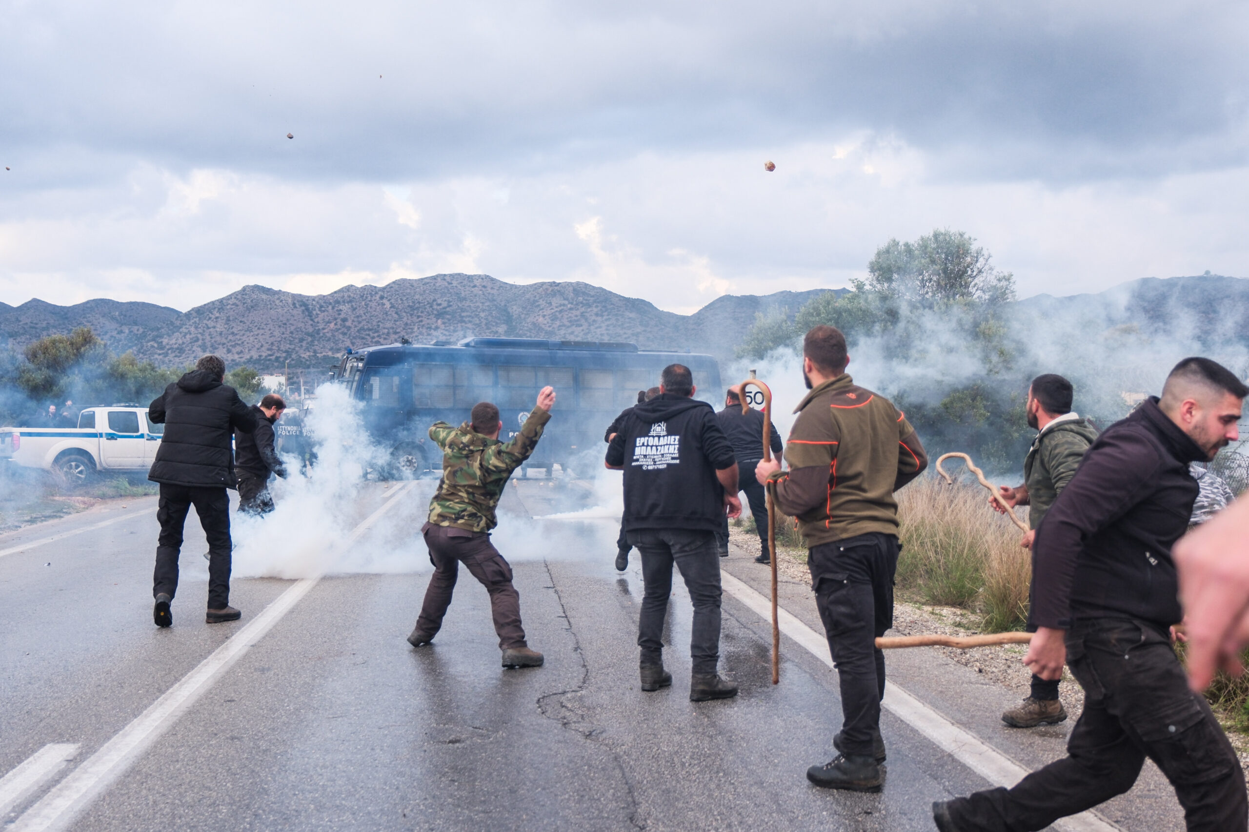 Κινητοποίηση αγροτών και κτηνοτρόφων στα Χανιά, με αποκλεισμό του αεροδρομίου, Δευτέρα 8 Δεκεμβρίου 2025.  (EUROKINISSI)