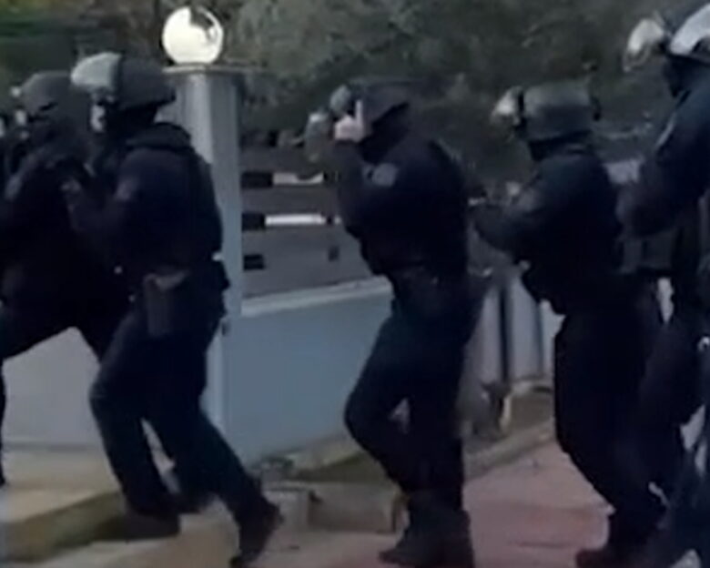 Βίντεο από την επιχείρηση της αστυνομίας για τη σπείρα που έκανε κλοπές και απάτες σε όλη την Αττική