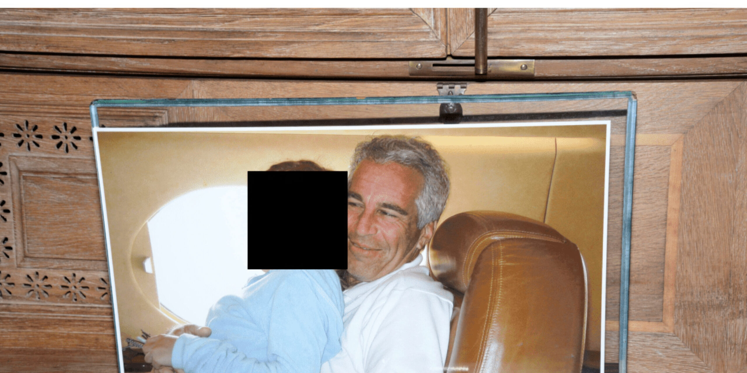 Ο Επστάιν με άτομο άγνωστης ηλικίας στην αγκαλιά του