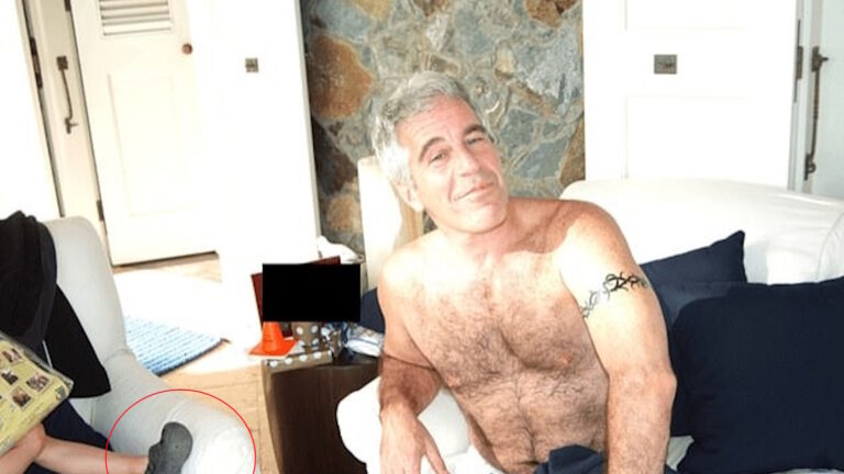 Η επίμαχη φωτογραφία με το παιδικό πόδι