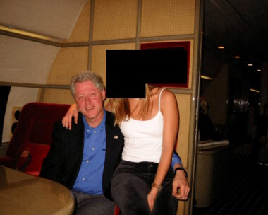 Κλίντον με μια νεαρή γυναίκα στην έπαυλη του Τζέφρι Έπσταϊν