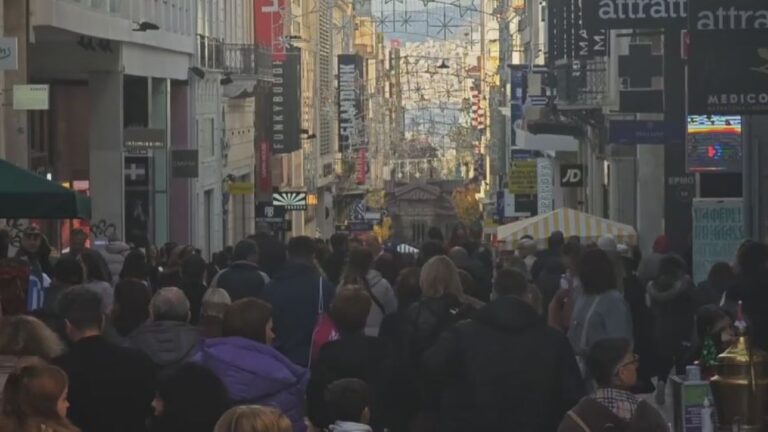 Κόσμος στην Ερμού