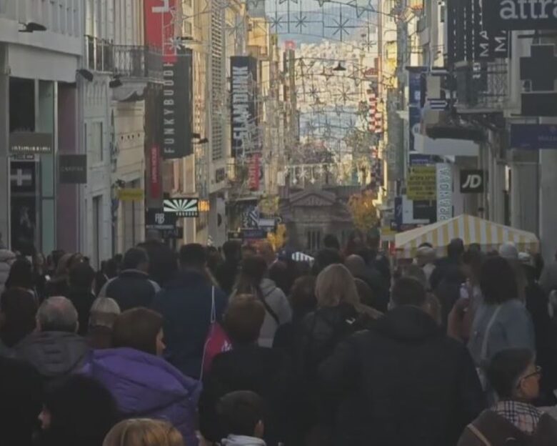 Εορταστικό ωράριο 2025: Κοσμοσυρροή στην Ερμού για τα ανοιχτά καταστήματα