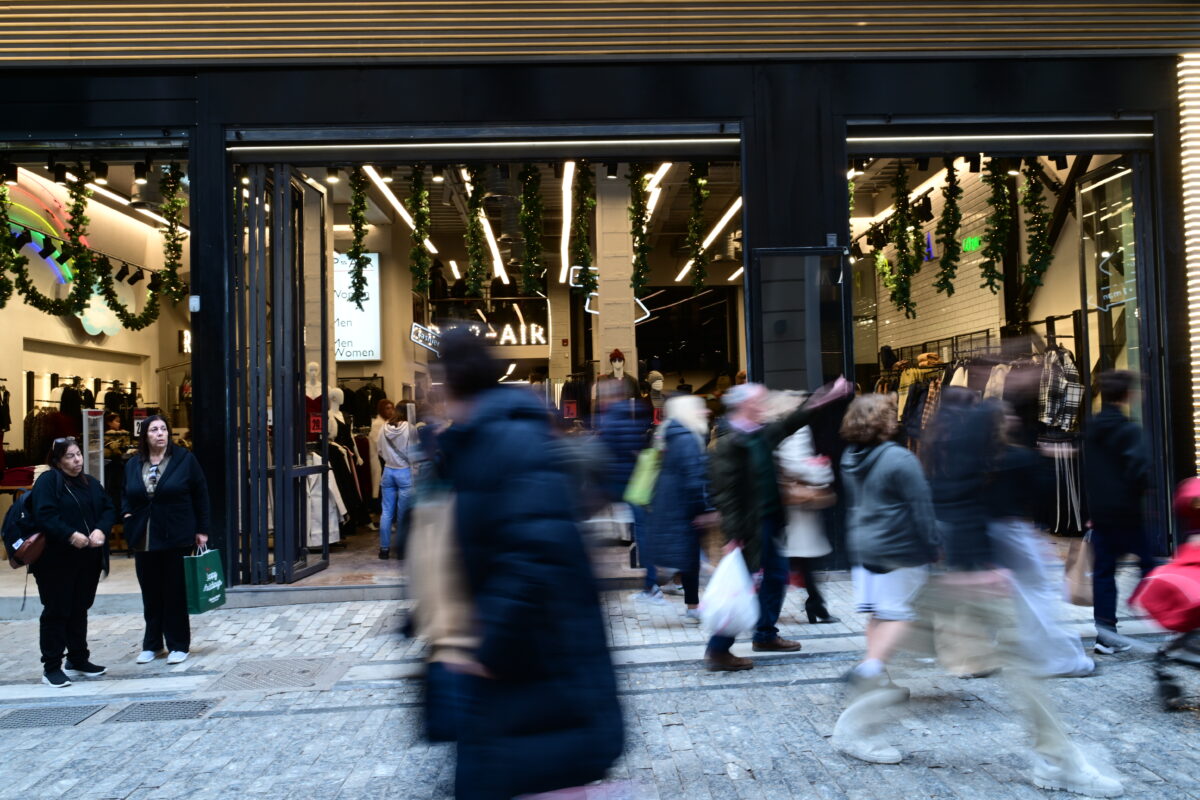 Εορταστική κίνηση στην αγορά της Αθήνας