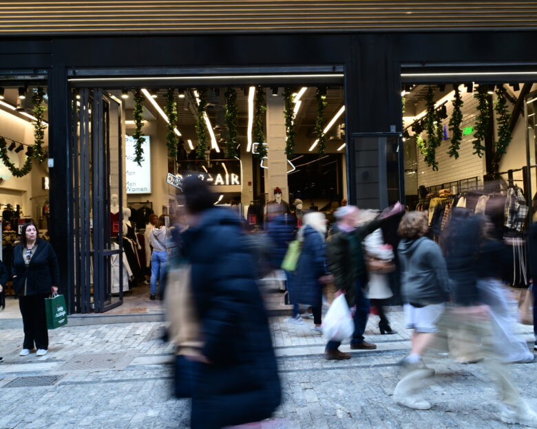 Εορταστικό ωράριο Χριστουγέννων 2025: Πώς θα λειτουργήσουν τα καταστήματα, ποιες Κυριακές είναι ανοιχτά τα μαγαζιά