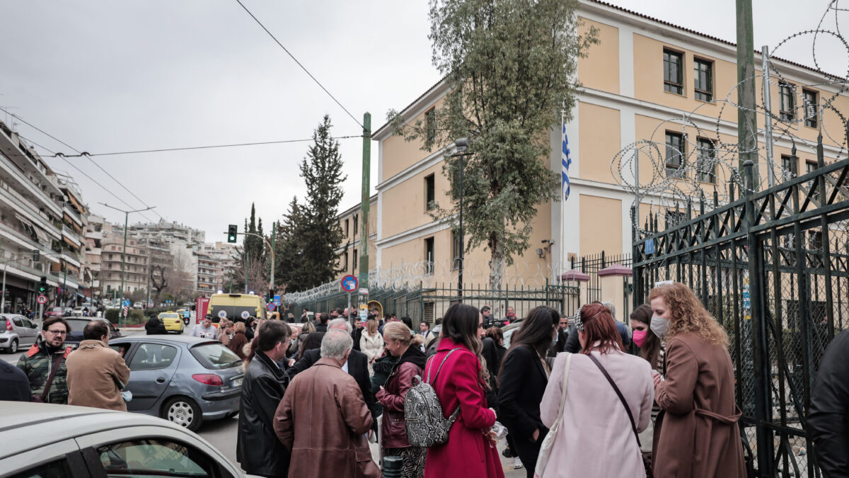 Πολίτες έξω από τα δικαστήρια στην Ευελπίδων