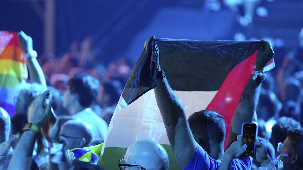 Μια παλαιστινιακή σημαία υψώνεται στο κοινό, καθώς η Yuval Raphael από το Ισραήλ ερμηνεύει το τραγούδι «New Day Will Rise» κατά τη διάρκεια του 69ου Διαγωνισμού Τραγουδιού της Eurovision, στη Βασιλεία της Ελβετίας