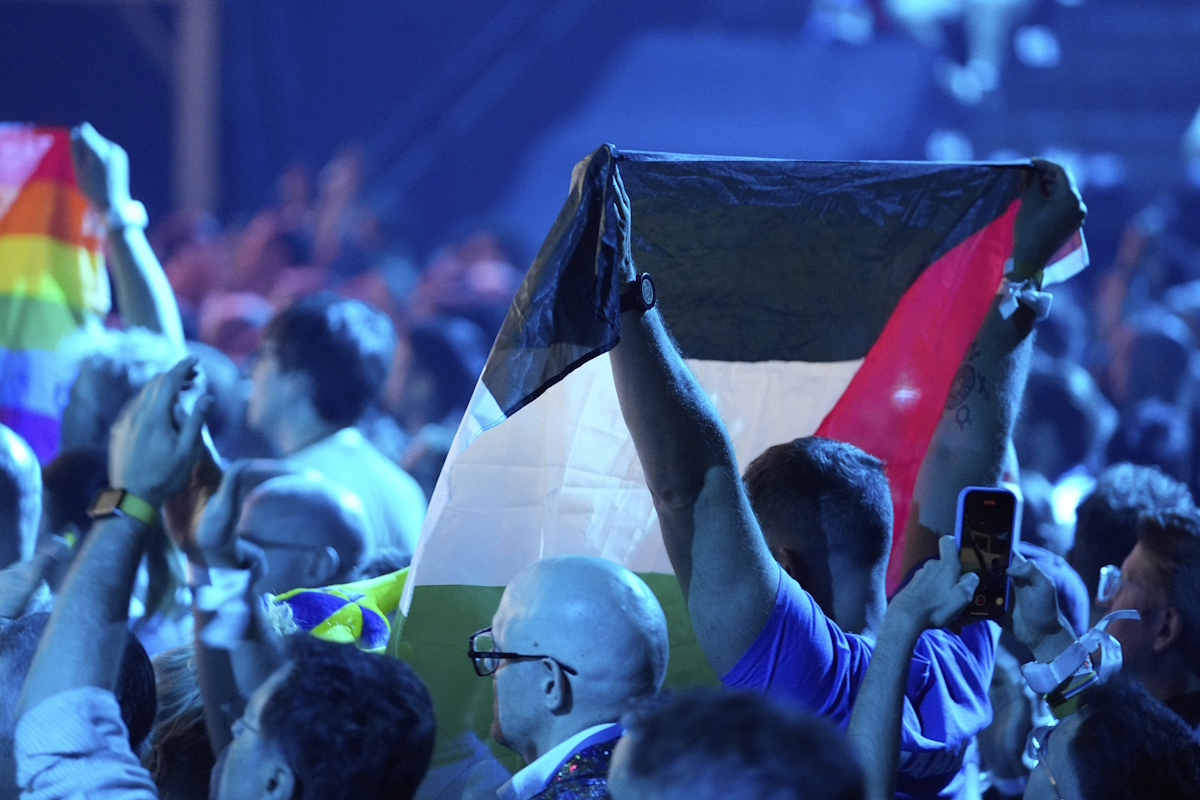 Μια παλαιστινιακή σημαία υψώνεται στο κοινό, καθώς η Yuval Raphael από το Ισραήλ ερμηνεύει το τραγούδι «New Day Will Rise» κατά τη διάρκεια του 69ου Διαγωνισμού Τραγουδιού της Eurovision, στη Βασιλεία της Ελβετίας