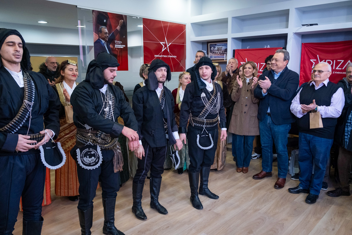 Κάλαντα της Πρωτοχρονιάς στον πρόεδρο του ΣΥΡΙΖΑ-Προοδευτική Συμμαχία Σωκράτη Φάμελλο, από το χορευτικό τμήμα της αδελφότητας Κρωμναίων Καλαμαριάς της Πανελλήνιας Ομοσπονδίας Ποντιακών Σωματείων, στα γραφεία της Οργάνωσης Μελών ΣΥΡΙΖΑ-ΠΣ Θέρμης στην Θεσσαλονίκη