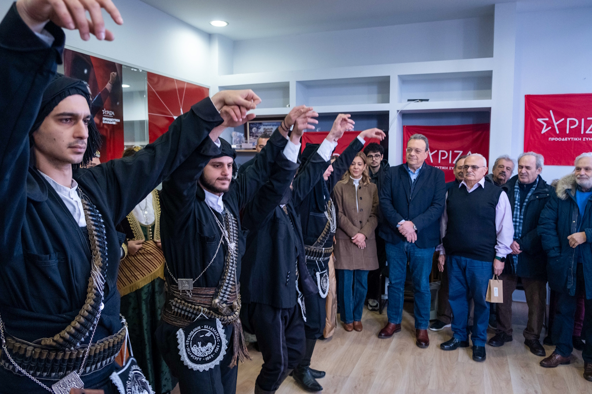 Κάλαντα της Πρωτοχρονιάς στον πρόεδρο του ΣΥΡΙΖΑ-Προοδευτική Συμμαχία Σωκράτη Φάμελλο, από το χορευτικό τμήμα της αδελφότητας Κρωμναίων Καλαμαριάς της Πανελλήνιας Ομοσπονδίας Ποντιακών Σωματείων, στα γραφεία της Οργάνωσης Μελών ΣΥΡΙΖΑ-ΠΣ Θέρμης στην Θεσσαλονίκη