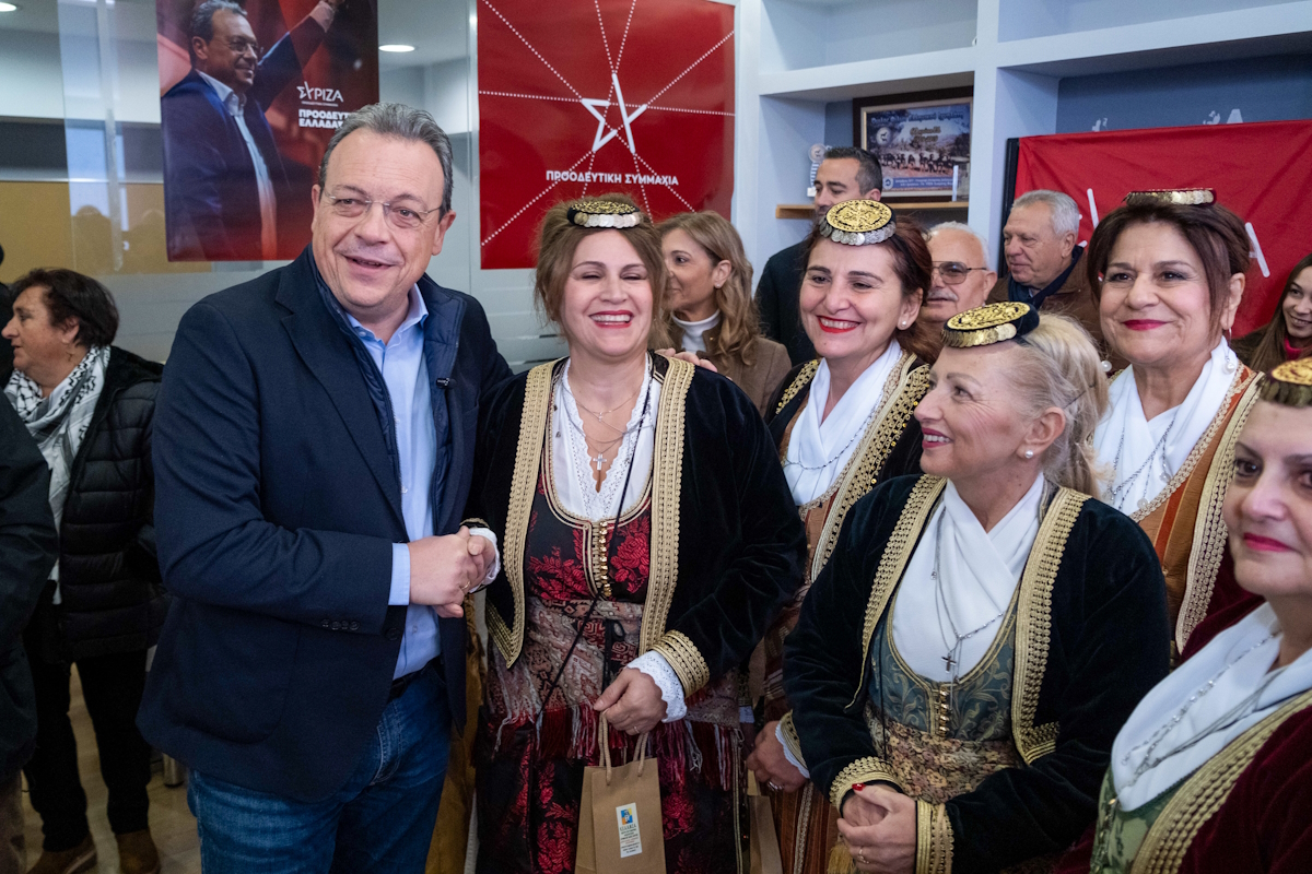 Κάλαντα της Πρωτοχρονιάς στον πρόεδρο του ΣΥΡΙΖΑ-Προοδευτική Συμμαχία Σωκράτη Φάμελλο, από το χορευτικό τμήμα της αδελφότητας Κρωμναίων Καλαμαριάς της Πανελλήνιας Ομοσπονδίας Ποντιακών Σωματείων, στα γραφεία της Οργάνωσης Μελών ΣΥΡΙΖΑ-ΠΣ Θέρμης στην Θεσσαλονίκη