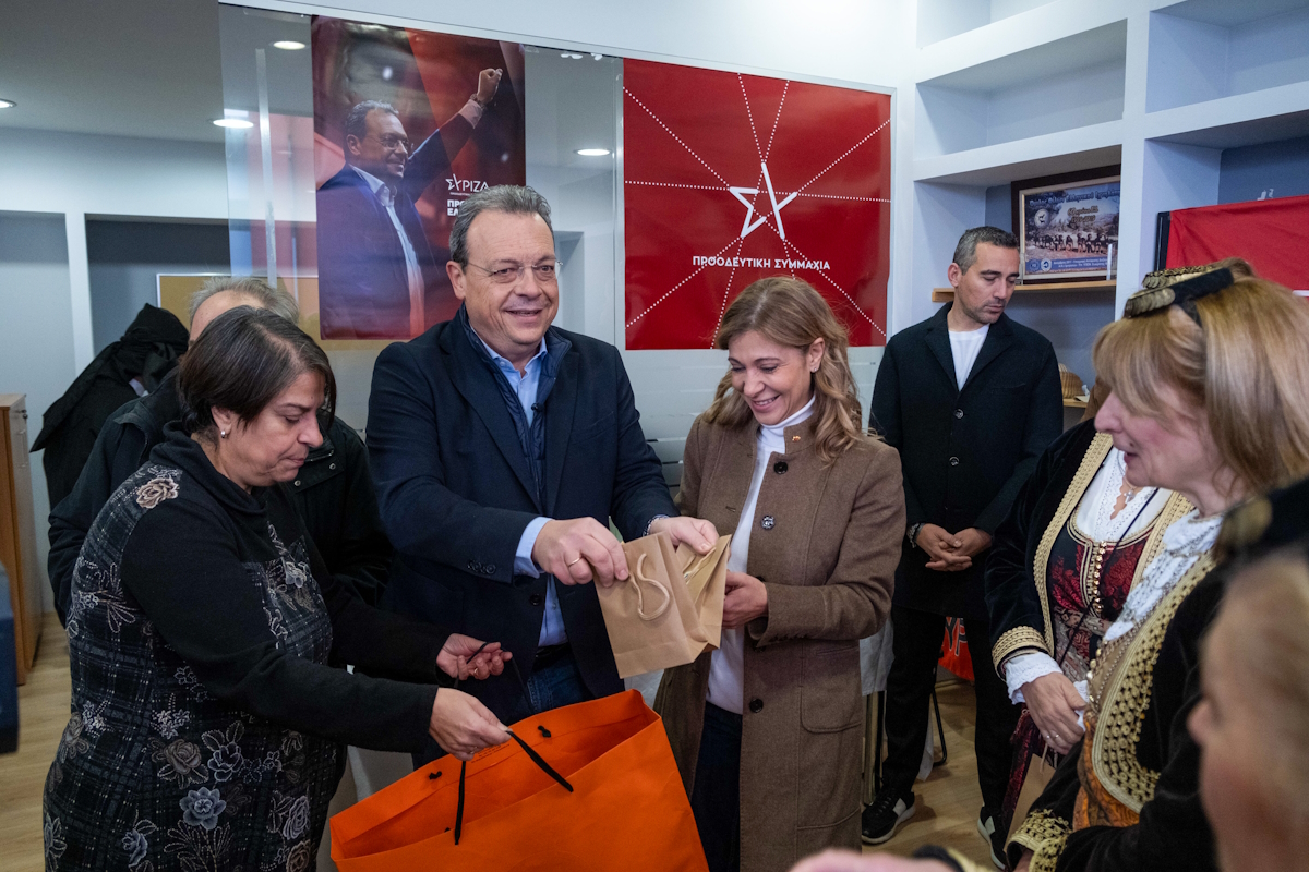 Κάλαντα της Πρωτοχρονιάς στον πρόεδρο του ΣΥΡΙΖΑ-Προοδευτική Συμμαχία Σωκράτη Φάμελλο, από το χορευτικό τμήμα της αδελφότητας Κρωμναίων Καλαμαριάς της Πανελλήνιας Ομοσπονδίας Ποντιακών Σωματείων, στα γραφεία της Οργάνωσης Μελών ΣΥΡΙΖΑ-ΠΣ Θέρμης στην Θεσσαλονίκη