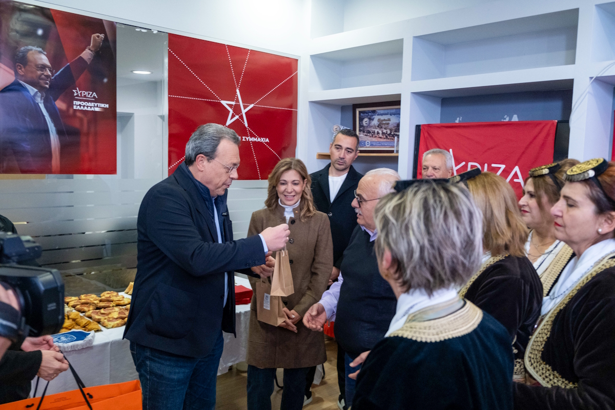 Κάλαντα της Πρωτοχρονιάς στον πρόεδρο του ΣΥΡΙΖΑ-Προοδευτική Συμμαχία Σωκράτη Φάμελλο, από το χορευτικό τμήμα της αδελφότητας Κρωμναίων Καλαμαριάς της Πανελλήνιας Ομοσπονδίας Ποντιακών Σωματείων, στα γραφεία της Οργάνωσης Μελών ΣΥΡΙΖΑ-ΠΣ Θέρμης στην Θεσσαλονίκη