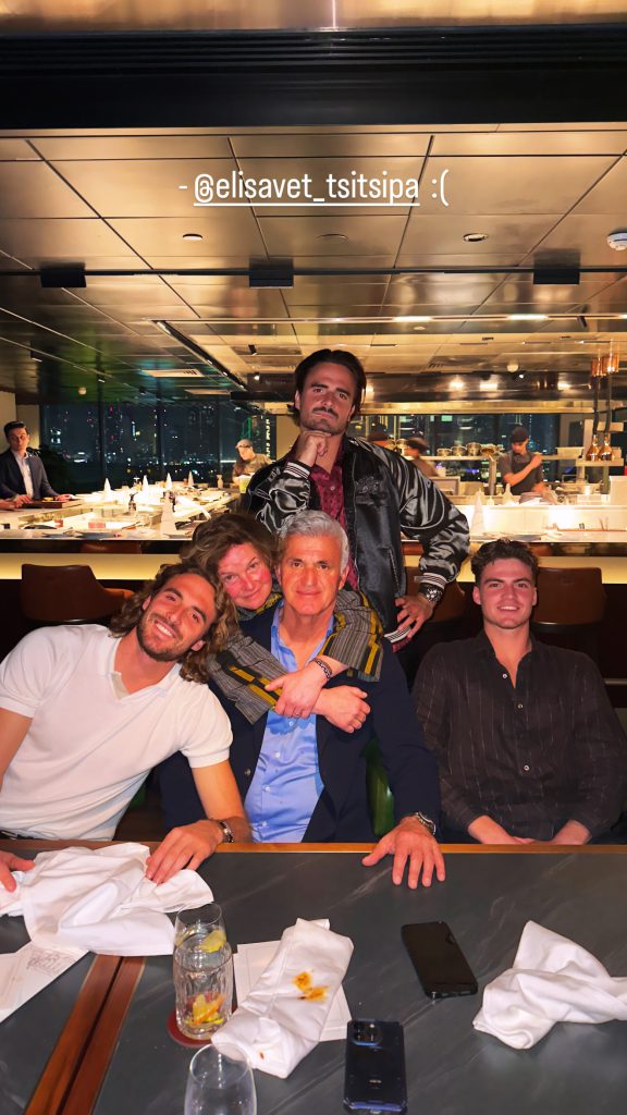 family tsitsipas photo christmas