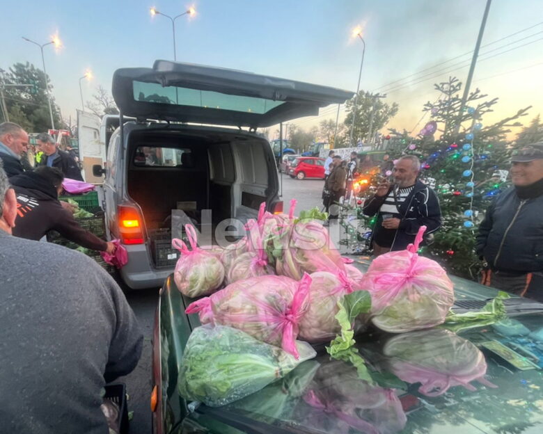 Αγρότες: Παραγωγοί λαϊκών αγορών μοίρασαν λαχανικά στο μπλόκο στα Πράσινα Φανάρια