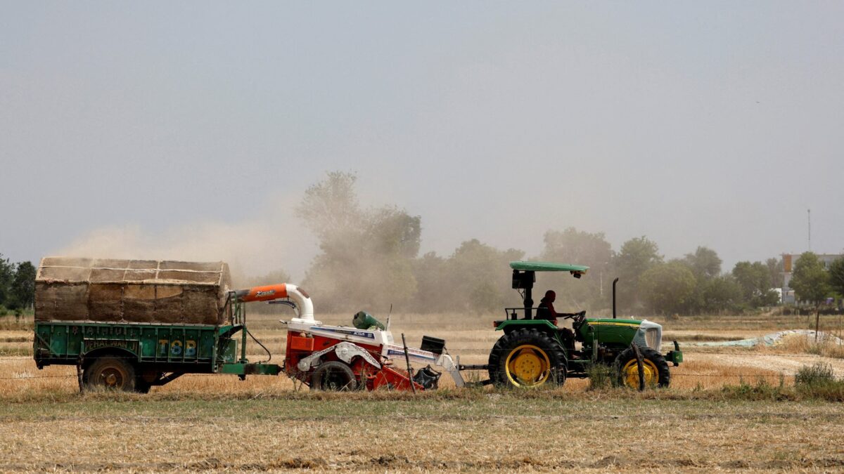 Τρακτέρ σε χωράφι