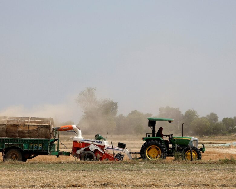 Τρακτέρ σε χωράφι