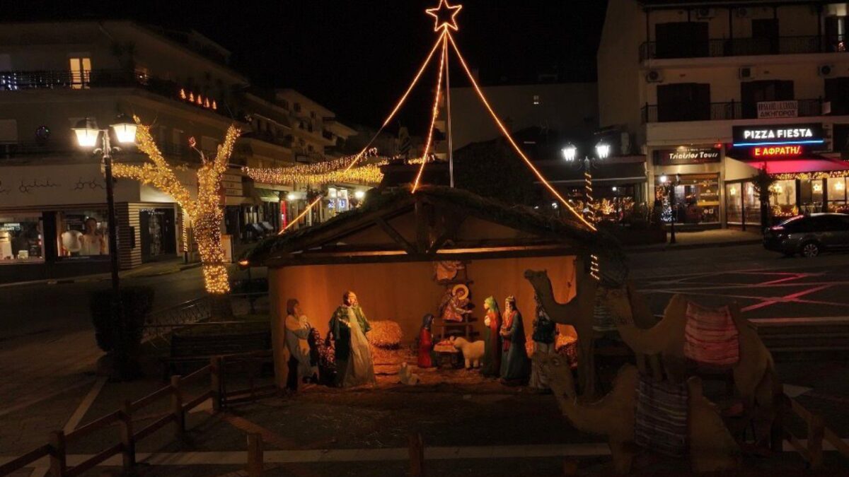 «Μύρισαν» Χριστούγεννα στην Καλαμπάκα: Η μαγευτική φάτνη που στήθηκε στους βράχους των Μετεώρων