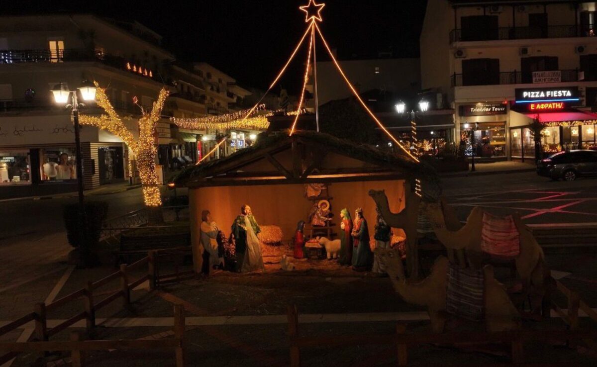 «Μύρισαν» Χριστούγεννα στην Καλαμπάκα: Η μαγευτική φάτνη που στήθηκε στους βράχους των Μετεώρων