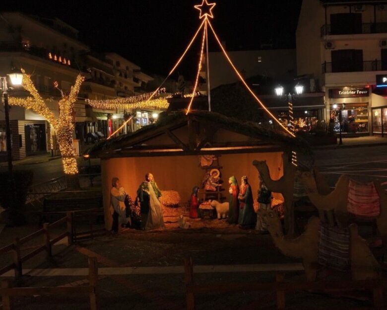 «Μύρισαν» Χριστούγεννα στην Καλαμπάκα: Η μαγευτική φάτνη που στήθηκε στους βράχους των Μετεώρων