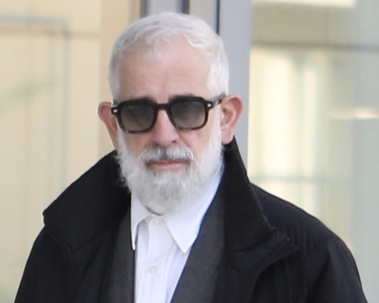 Πέτρος Φιλιππίδης: «Είμαι έξι μήνες άστεγος και έχω καταστραφεί οικονομικά» λέει μετά το πόρισμα για τη φωτιά στο σπίτι του