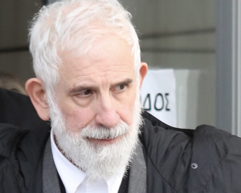 Πέτρος Φιλιππίδης: «Είμαι έξι μήνες άστεγος και έχω καταστραφεί οικονομικά» λέει μετά το πόρισμα για τη φωτιά στο σπίτι του