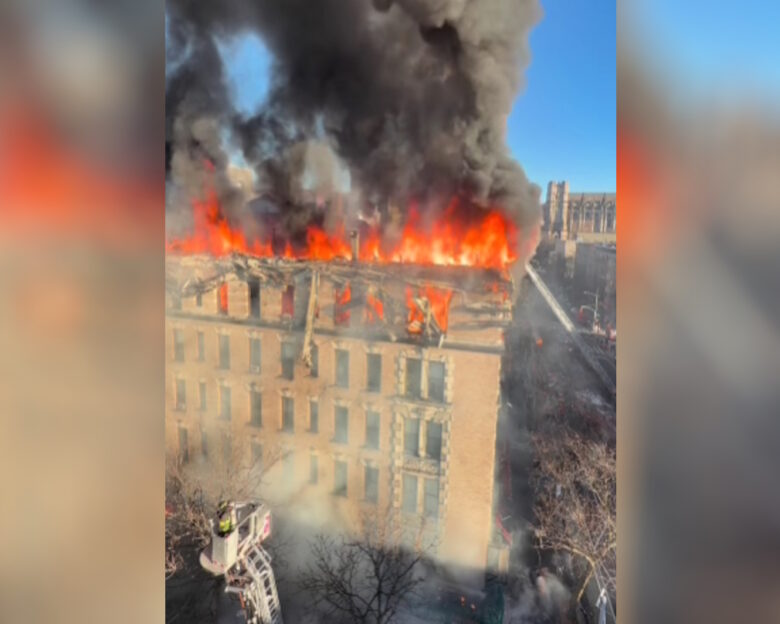 Νέα Υόρκη: Μεγάλη φωτιά σε κτίριο στο Μανχάταν – Εκκενώθηκαν έξι όροφοι των 40 διαμερισμάτων